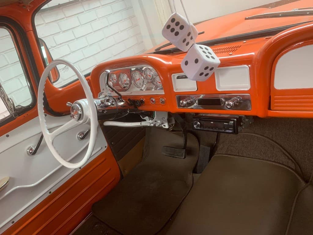 Interior de vehículo clásico en tonos naranja — referencia del área estética